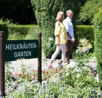Kurpark Sommer - Paar im Heilkräutergarten